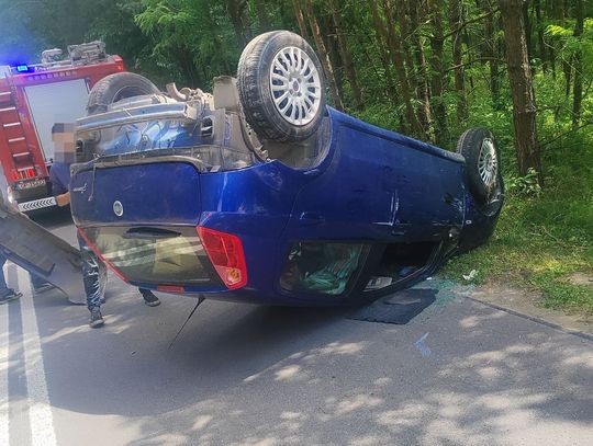 73-letni kierowca przesadził z prędkością. Fiat dachował na łuku drogi