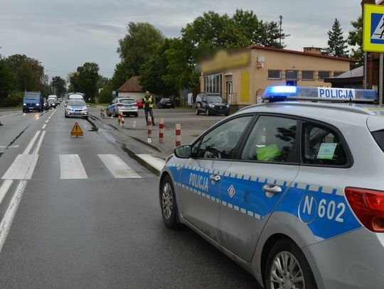 74-letnia babcia wjechała w dziewczynę na pasach. Zostawiła ją bez pomocy, uciekła, a potem porzuciła rozbite auto