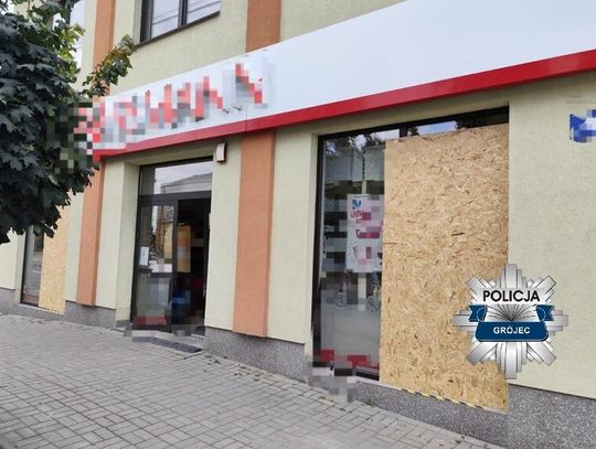 75-latek wściekł się, bo wysiadł na złej stacji. Szedł przez miasto i wybijał szyby