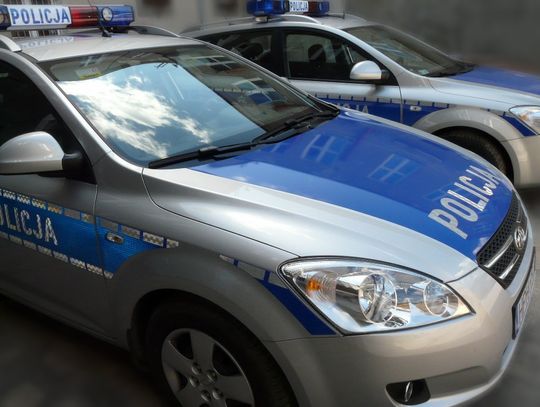 75-letni pirat drogowy uciekał policji. Po zatrzymaniu wyciągnął kij i groził mundurowym