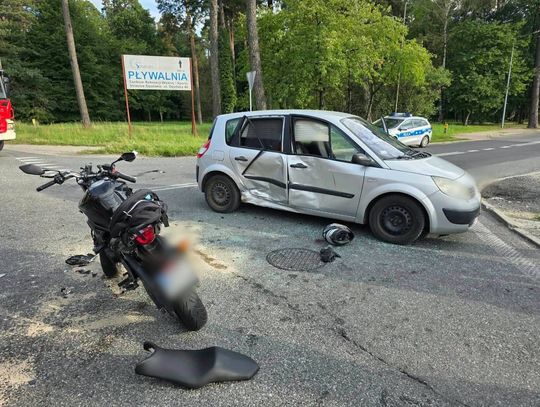 76-latek nie ustąpił pierwszeństwa. Motocyklista i jego pasażerka zostali ranni