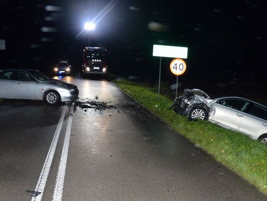 76-latka w alfie nagle zjechała na czołówkę z volkswagenem. Cztery osoby ranne, w tym dwoje dzieci