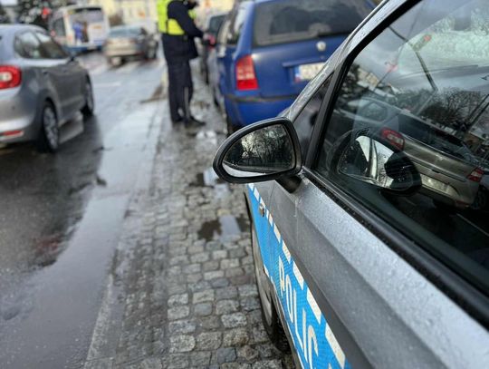 77-latek stracił prawko, bo nie zrobił badań, ale i tak wsiadł za kierownicę. Styl jazdy wzbudził podejrzenia policjantów
