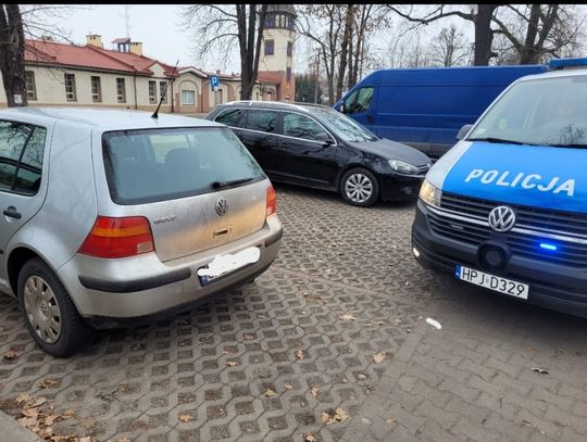 78-latek pojechał na zakupy, a potem zapomniał, gdzie zaparkował. Policjanci pomogli mu odnaleźć samochód