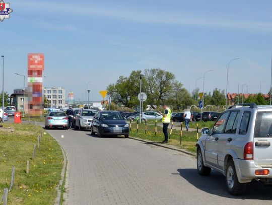 79-letni kierowca podczas cofania potrącił 77-letnią kobietę. Piesza trafiła do szpitala