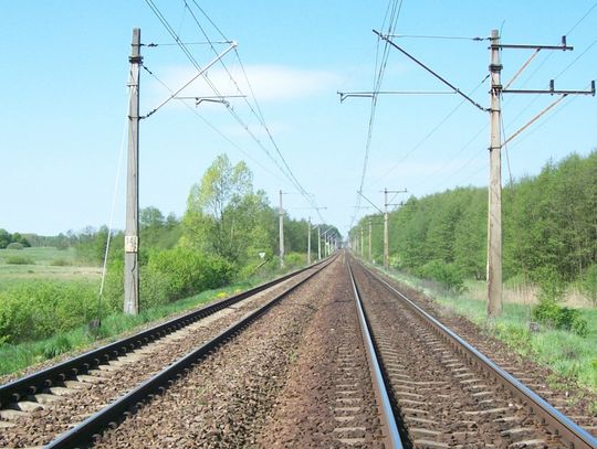 80-latek chodził po torach kolejowych i zatrzymywał pociągi. Chciał, żeby go podwiozły