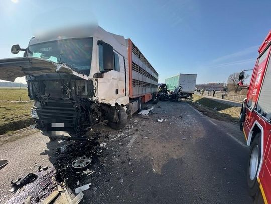 80-latek wyprzedzał ciągnik, doprowadził do czołówki z ciężarówką. Trzy osoby zostały ranne