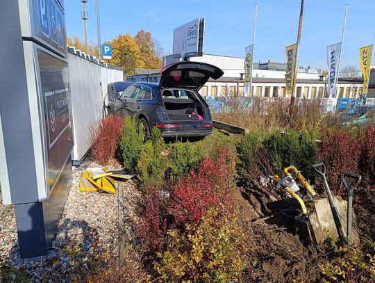 81-latek zasłabł za kierownicą i uderzył w paczkomat. Uszkodził też zawór gazowy