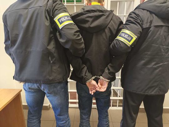 81-latka zostawiła 200 tysięcy w reklamówce na ogrodzeniu. Policjanci zatrzymali "odbieraka"