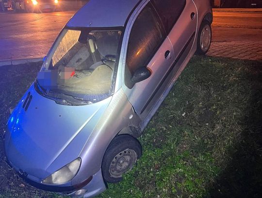 82-latek miał ponad 2 promile i jechał autem z pasażerami. Skończyło się w rowie