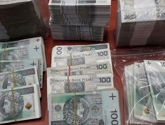 82-latek oszukany na "fałszywego policjanta". Wypłacił z banku ponad 700 tysięcy złotych i dał je oszustom