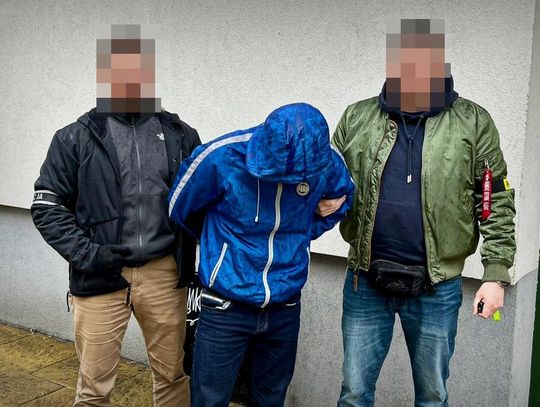 82-latka zaskoczyła oszusta, bo poprosiła o legitymację. 40-latek wpadł prosto w ręce policjantów 82-latka zaskoczyła oszusta, bo poprosiła o legitymację. 40-latek wpadł prosto w ręce policjantów