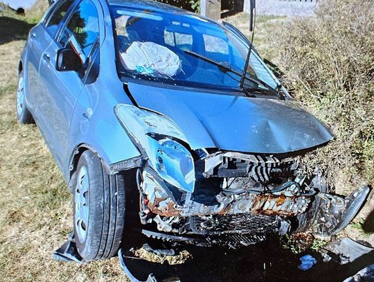 83-latek stracił panowanie nad autem i potrącił 18-letnią dziewczynę. Dwie osoby trafiły do szpitala