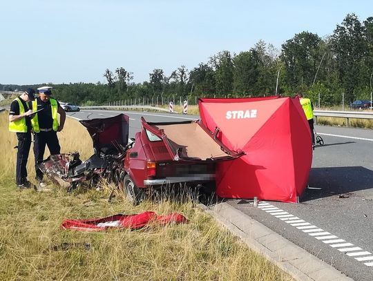 85-latek jechał pod prąd drogą ekspresową. Po czołowym zderzeniu zginął na miejscu