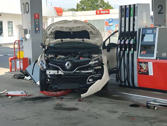 87-latek staranował dystrybutor na stacji paliw. Policja zatrzymała mu prawo jazdy
