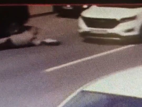 87-latka weszła wprost pod jadący samochód. Potrącenie nagrał monitoring miejski