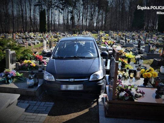 88-latek wjechał autem między groby i stracił orientację. Uszkodzone 22 pomniki