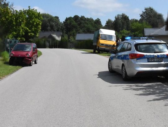 88-latek wyjeżdżając z posesji, potrącił dwóch rowerzystów. Obaj odnieśli poważne obrażenia