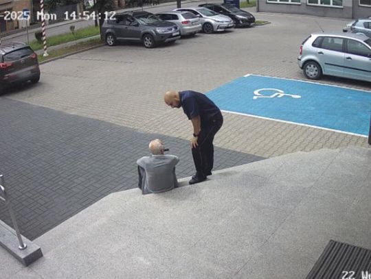 89-latek zasłabł przed komendą. Od razu pomogli mu policjanci