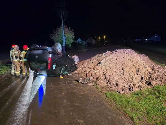90-letni kierowca nie dostosował prędkości do warunków drogowych. Doszło do groźnego dachowania