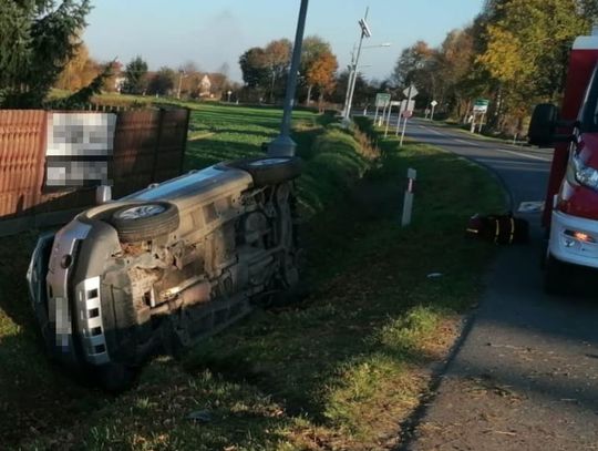 93-letni kierowca ursusa wymusił pierwszeństwo. Po zderzeniu ciągnik rozpadł się na dwie części