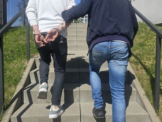 Najpierw groził znajomemu, potem podpalił jego BMW. Ogień przeniósł się na trzy samochody