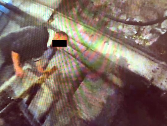 Agresor atakował belką przejeżdżające auta. Potem ruszył na policjantów Agresor atakował belką przejeżdżające auta. Potem ruszył na policjantów