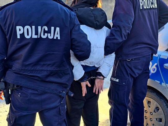 Agresywna 18-latka groziła ratownikom medycznym. Była pijana, a do tego miała przy sobie amfetaminę