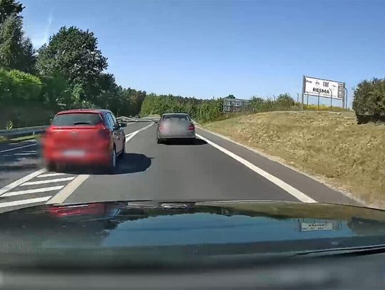 Agresywna jazda kierowcy dacii. Mężczyzna namierzony i ukarany