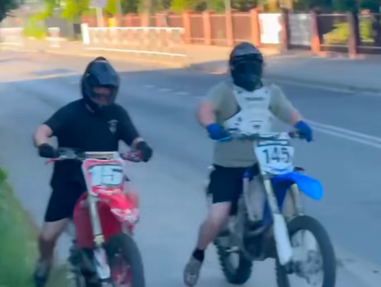 Agresywna jazda młodych motocyklistów. Zaatakowali rowerzystę, który zwrócił im uwagę