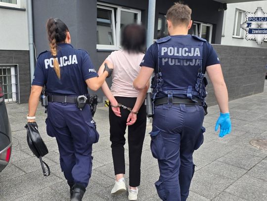 Agresywna kobieta uderzyła w twarz pracownicę MOPS. Potem zrzuciła jej komputer z biurka