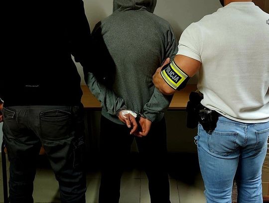 Agresywny 18-latek zaatakował policjantów i próbował ich gryźć. Był pijany, a po obezwładnieniu znaleźli przy nim narkotyki