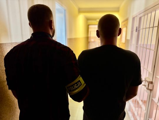 Agresywny 19-latek przeszkadzał strażakom i chciał wejść do płonącego budynku