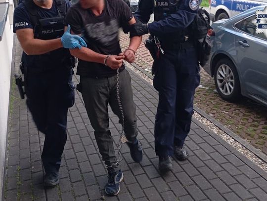 Agresywny 21-latek zaatakował policjanta młotkiem. Trzech mundurowych potrzebowało pomocy medycznej