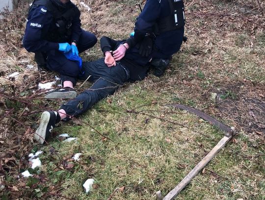 Agresywny 26-latek groził wujkowi wielką kosą. Obezwładnili go wezwani na miejsce policjanci