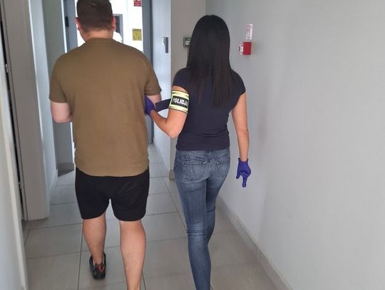 Agresywny 29-latek zaatakował ratowników medycznych. Groził im pobiciem i wymachiwał butelką