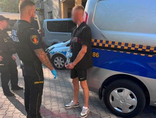 Agresywny 31-latek próbował uciekać przed strażnikami. Wcześniej odrzucił zawiniątko z narkotykiem