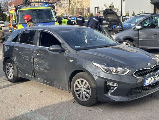 Agresywny 35-latek staranował radiowóz. Miał w aucie broń i trzy zakazy jazdy