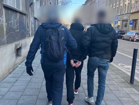 Agresywny mężczyzna atakował ludzi idących ulicą. Jedna z ofiar ma złamany nos