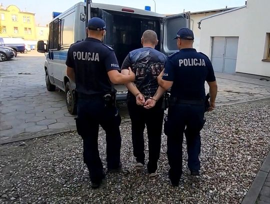 Agresywny mężczyzna celował do policjantów broni pneumatycznej i próbował zbiec do lasu