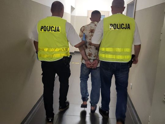 Agresywny mężczyzna kopnął policjanta w brzuch. Został obezwładniony