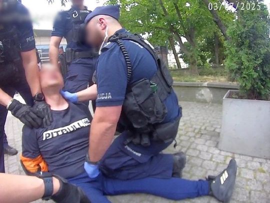 Agresywny mężczyzna obezwładniony na ulicy. Miał nóż, którym ranił policjantkę