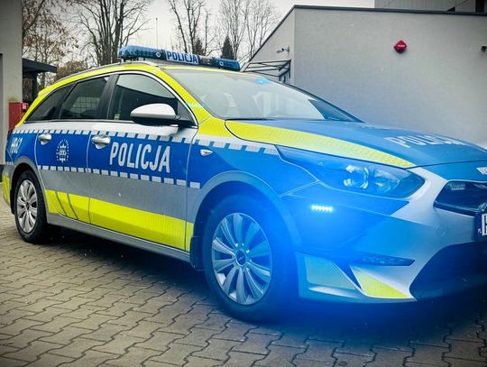 Agresywny mężczyzna odgryzł kawałek uszczelki w radiowozie. 28-latek został wyrzucony z Polski