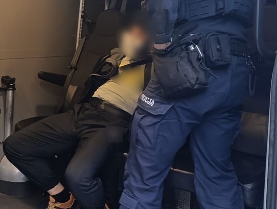 Agresywny mężczyzna szalał przed sklepem. Okazało się, że powinien być w więzieniu, więc od razu tam trafił