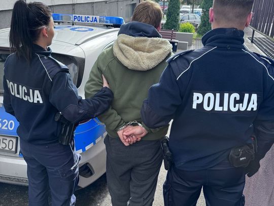 Agresywny mężczyzna wbiegł do szkoły i zaatakował pracownika. Został przez niego obezwładniony