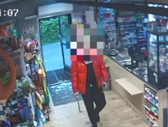 Agresywny mężczyzna z maczetą zaatakował sklep. Po przyjeździe policji zaliczył szybki kontakt z glebą