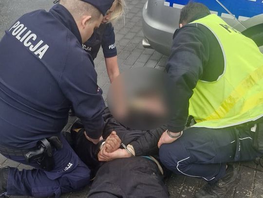 Agresywny mężczyzna zaczepiał ludzi pod szpitalem, potem stawiał się do policjantów. Okazało się, że powinien być w więzieniu