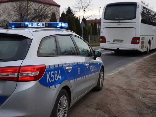 Agresywny pasażer zrobił awanturę w autobusie. Przesiadł się do radiowozu i trafił do więzienia
