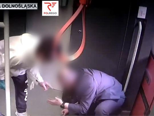 Agresywny psażer wybił zęby kierownikowi pociągu. Załoga zablokowała drzwi, żeby nie uciekł