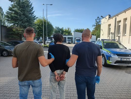 Agresywny Ukrainiec uderzył staruszkę w twarz. Obezwładnił go policjant po służbie